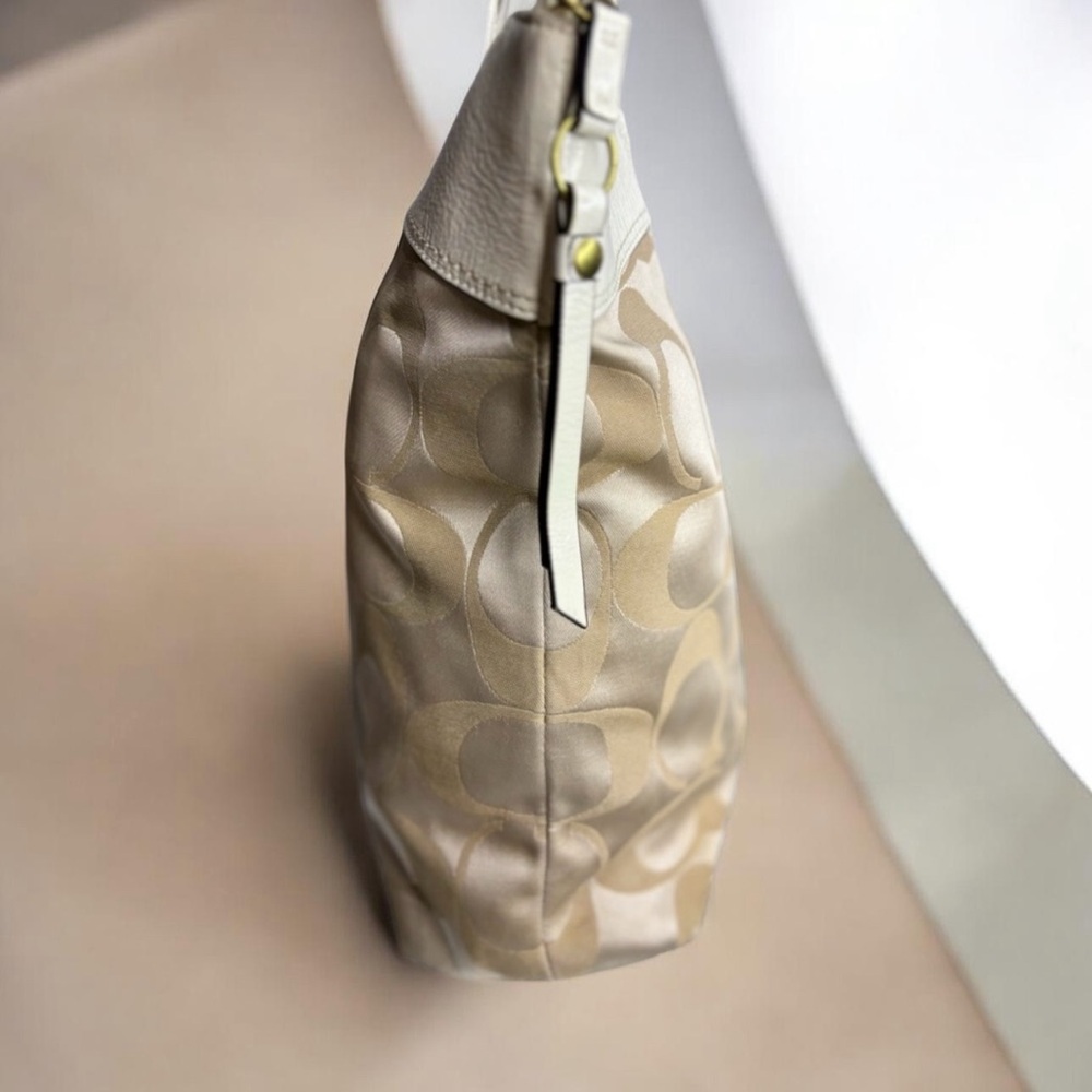 2011 Coach Laura Tan and Cream Signature Circle Tote Bag. EUC. - Picture 7 of 11